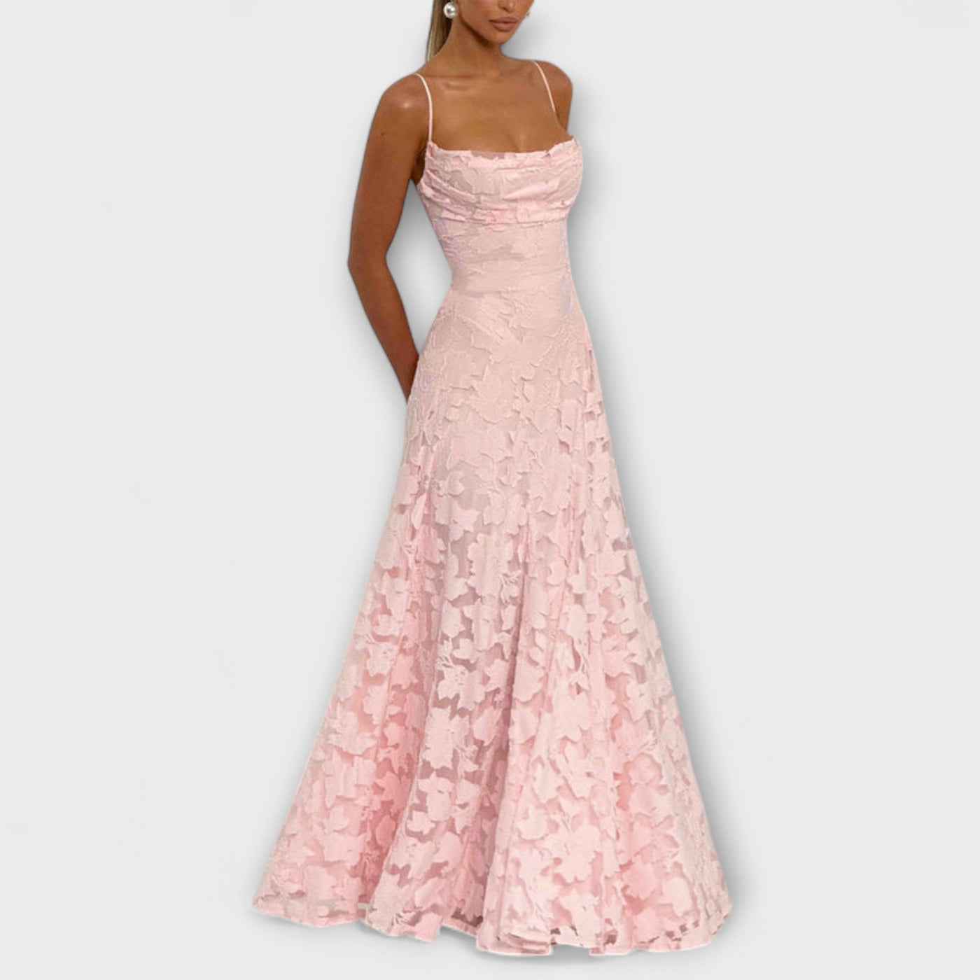 Kairi - Elegante vestido maxi de encaje floral blanco con tirantes de espagueti