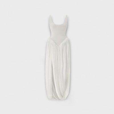 Vestido maxi drapeado con falda escultural y abertura lateral