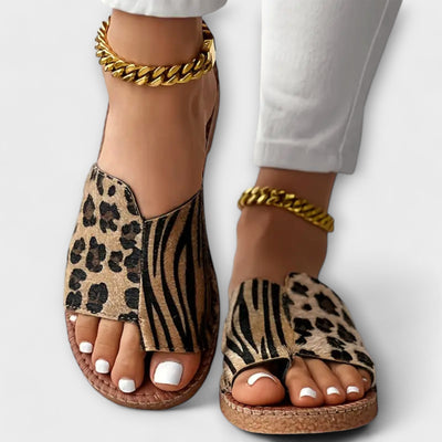 Elegantes pantuflas bicolor con estampado de leopardo