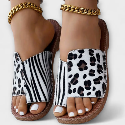 Elegantes pantuflas bicolor con estampado de leopardo