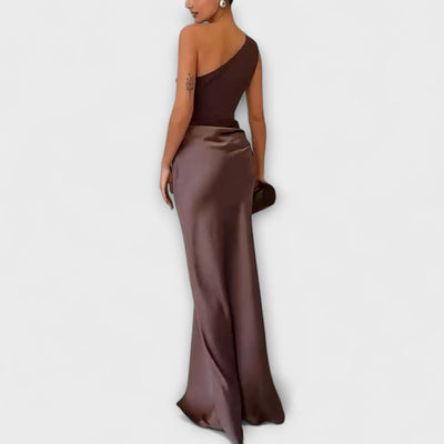 Elegante vestido maxi de un solo hombro con pliegues