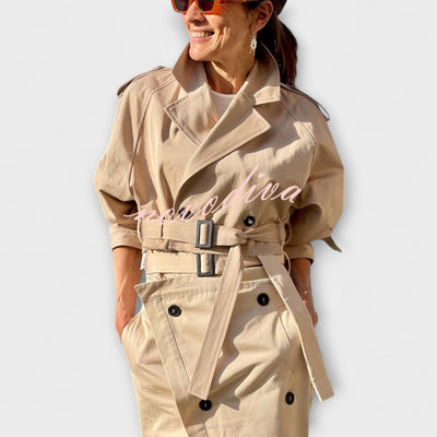 Lyra - Elegante chaqueta midi con falda y bolsillos